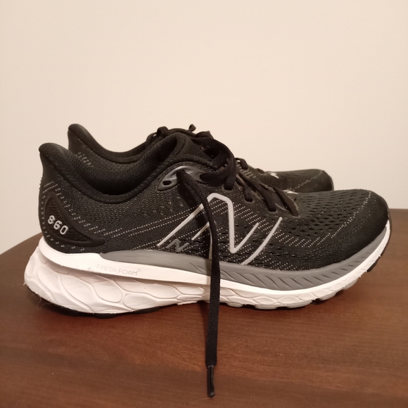 New Balance Black and White Running Shoes - Picture 4 of 14